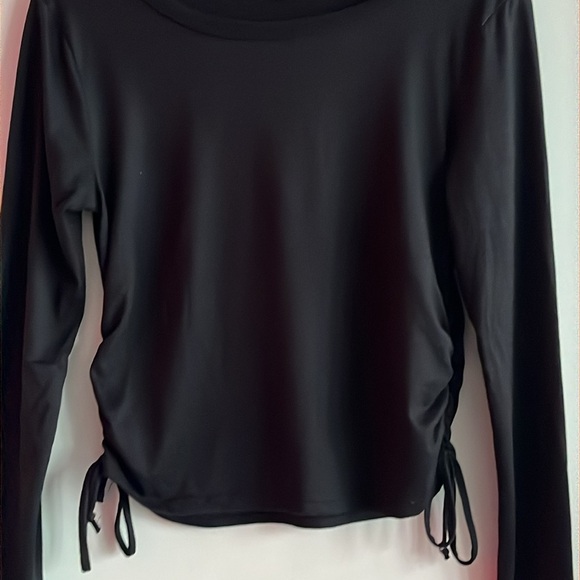 M] Women’s Teen’s long sleeve cropped Black Top, ruching on sides - Picture 2 of 11